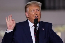 截至收盘，道指上涨254.48点，或0.62%，报41,368.45点；标普500指数涨32.66点